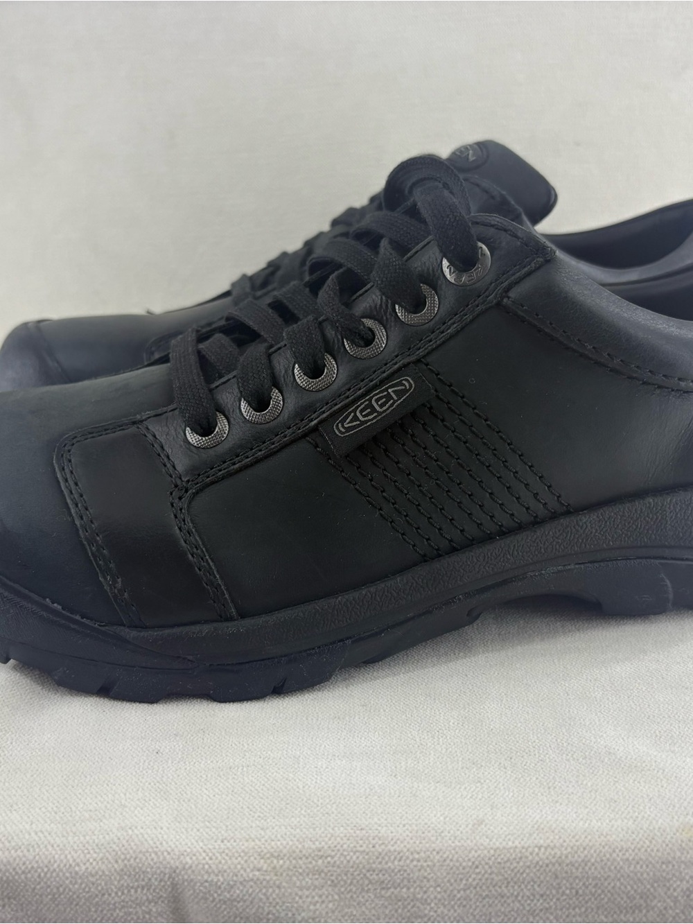 KEEN men’s Austin hiking shoe Black Leather Lace-Up shoes size 9.5M NWOB